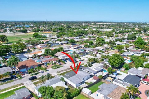 House in Hialeah, Florida 4 bedrooms, 228.26 sq.m. № 1786899 - photo 8
