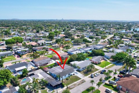 House in Hialeah, Florida 4 bedrooms, 228.26 sq.m. № 1786899 - photo 6
