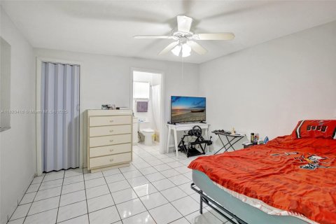 House in Hialeah, Florida 4 bedrooms, 228.26 sq.m. № 1786899 - photo 27