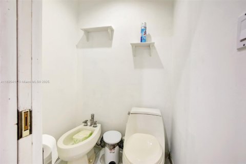 House in Hialeah, Florida 4 bedrooms, 228.26 sq.m. № 1786899 - photo 24