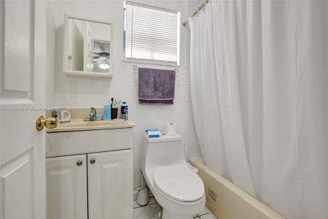 House in Hialeah, Florida 4 bedrooms, 228.26 sq.m. № 1786899 - photo 30