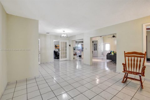 House in Hialeah, Florida 4 bedrooms, 228.26 sq.m. № 1786899 - photo 11