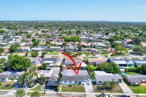 House in Hialeah, Florida 4 bedrooms, 228.26 sq.m. № 1786899 - photo 5