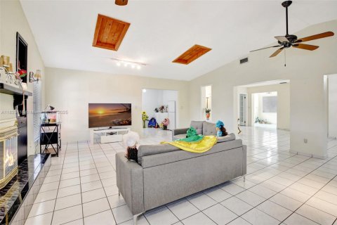 House in Hialeah, Florida 4 bedrooms, 228.26 sq.m. № 1786899 - photo 14