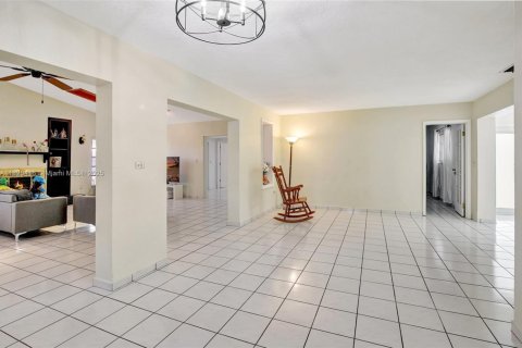 House in Hialeah, Florida 4 bedrooms, 228.26 sq.m. № 1786899 - photo 12