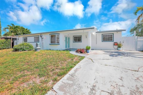 House in Hialeah, Florida 4 bedrooms, 228.26 sq.m. № 1786899 - photo 4
