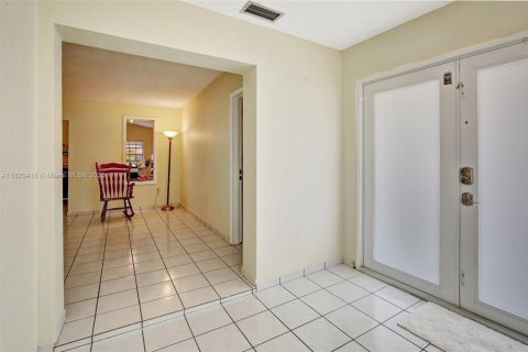 House in Hialeah, Florida 4 bedrooms, 228.26 sq.m. № 1786899 - photo 9