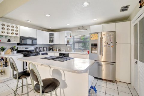 House in Hialeah, Florida 4 bedrooms, 228.26 sq.m. № 1786899 - photo 20