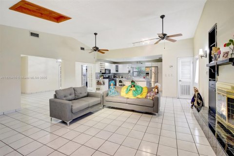 House in Hialeah, Florida 4 bedrooms, 228.26 sq.m. № 1786899 - photo 15