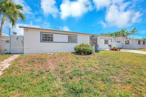House in Hialeah, Florida 4 bedrooms, 228.26 sq.m. № 1786899 - photo 2