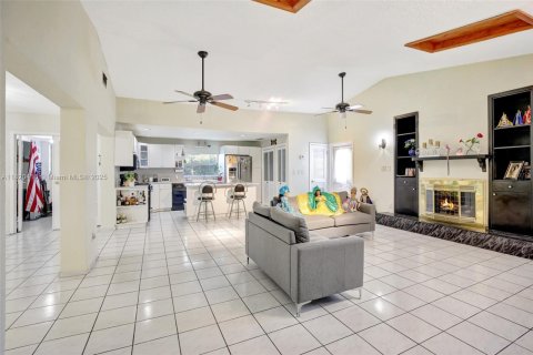 House in Hialeah, Florida 4 bedrooms, 228.26 sq.m. № 1786899 - photo 16