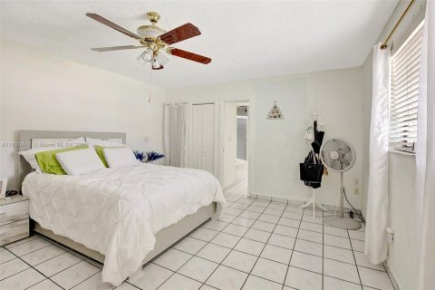 House in Hialeah, Florida 4 bedrooms, 228.26 sq.m. № 1786899 - photo 21