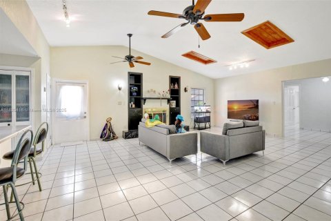 House in Hialeah, Florida 4 bedrooms, 228.26 sq.m. № 1786899 - photo 13