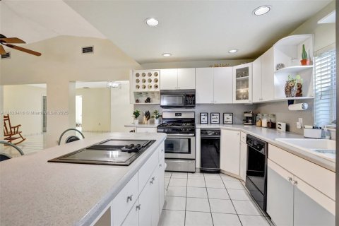 House in Hialeah, Florida 4 bedrooms, 228.26 sq.m. № 1786899 - photo 19