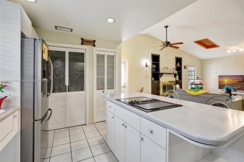 House in Hialeah, Florida 4 bedrooms, 228.26 sq.m. № 1786899 - photo 18