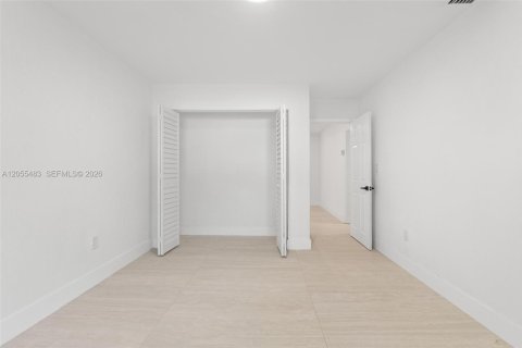 House in Miami, Florida 1 bedroom № 2248740 - photo 5
