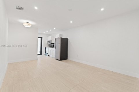 House in Miami, Florida 1 bedroom № 2248740 - photo 3