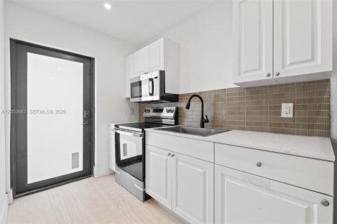 House in Miami, Florida 1 bedroom № 2248740 - photo 2