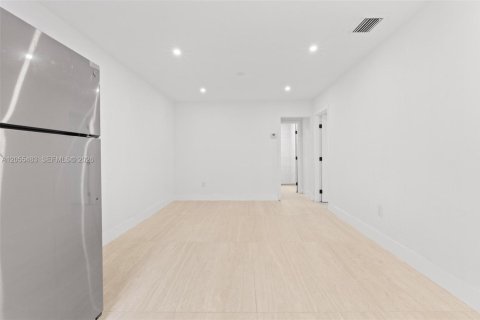 House in Miami, Florida 1 bedroom № 2248740 - photo 4