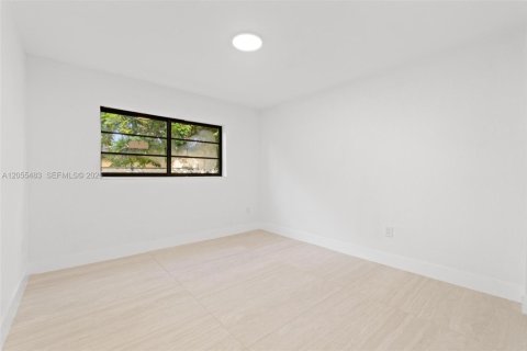 House in Miami, Florida 1 bedroom № 2248740 - photo 6