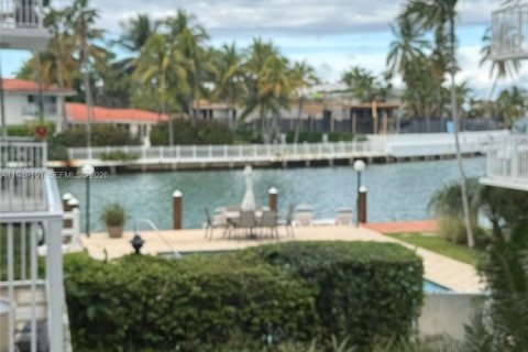 Кондоминиум с 1 спальней в Бей-Харбор-Айлендс, Флорида № 2004880