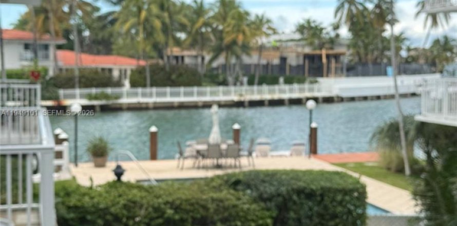 Кондоминиум с 1 спальней в Бей-Харбор-Айлендс, Флорида № 2004880