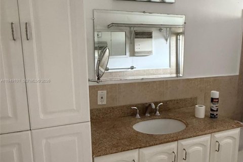 Снять в аренду кондоминиум в Бей-Харбор-Айлендс, Флорида 1 спальня, 64.38м2, № 2004880 - фото 4