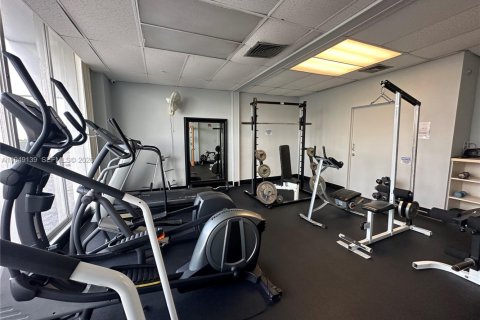 Commercial property in Hollywood, Florida № 2183213 - photo 9