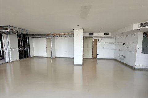 Commercial property in Hollywood, Florida № 2183213 - photo 10