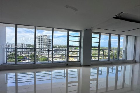 Commercial property in Hollywood, Florida № 2183213 - photo 15