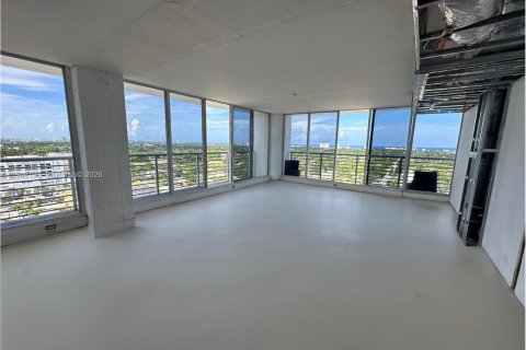 Commercial property in Hollywood, Florida № 2183213 - photo 13