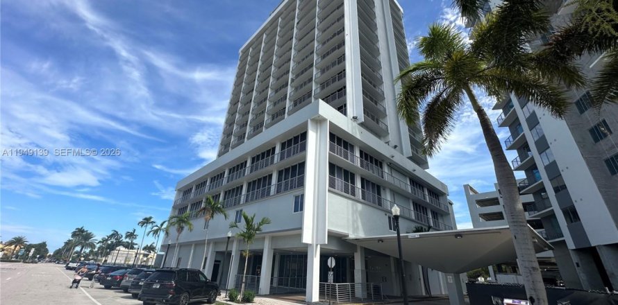 Commercial property in Hollywood, Florida № 2183213