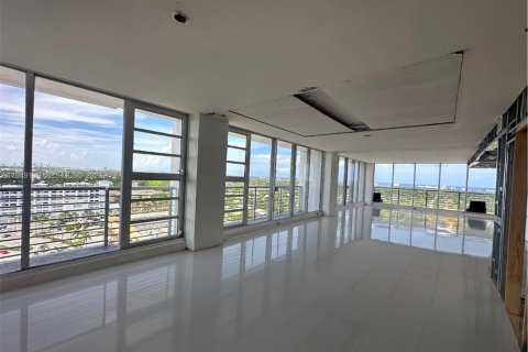 Commercial property in Hollywood, Florida № 2183213 - photo 14