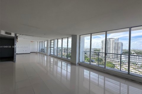 Commercial property in Hollywood, Florida № 2183213 - photo 12