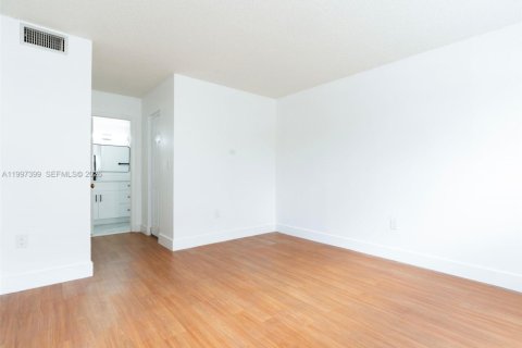 Снять в аренду квартиру в Хайалиа, Флорида 2 спальни, 1493.4м2, № 2059288 - фото 17