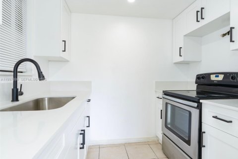Снять в аренду квартиру в Хайалиа, Флорида 2 спальни, 1493.4м2, № 2059288 - фото 9