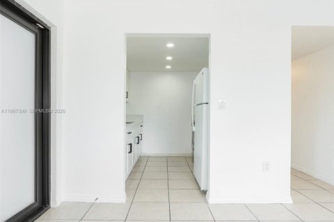 Снять в аренду квартиру в Хайалиа, Флорида 2 спальни, 1493.4м2, № 2059288 - фото 7
