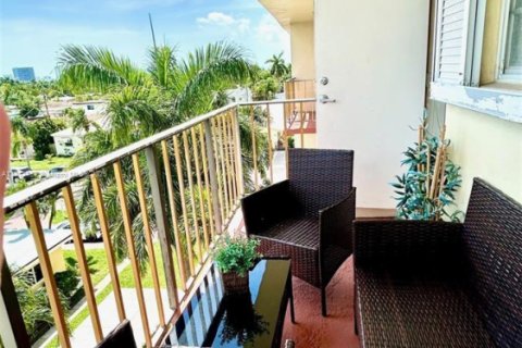 Condominio en venta en Hollywood, Florida, 1 dormitorio, 66.89 m2 № 1938136 - foto 1