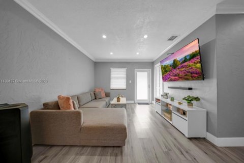 Casa en venta en Hialeah, Florida, 3 dormitorios, 86.96 m2 № 1812149 - foto 4