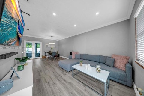 Casa en venta en Hialeah, Florida, 3 dormitorios, 86.96 m2 № 1812149 - foto 3