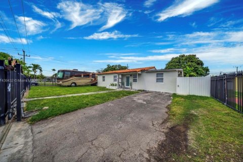 Casa en venta en Hialeah, Florida, 3 dormitorios, 86.96 m2 № 1812149 - foto 2