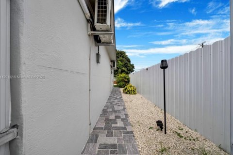 Casa en venta en Hialeah, Florida, 3 dormitorios, 86.96 m2 № 1812149 - foto 20