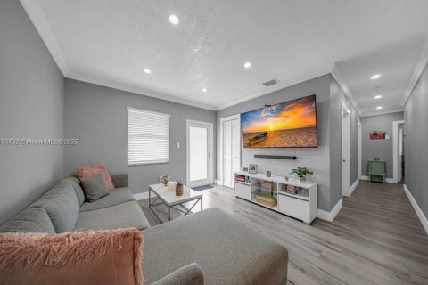 Casa en venta en Hialeah, Florida, 3 dormitorios, 86.96 m2 № 1812149 - foto 6