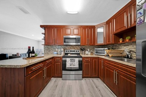 Casa en venta en Hialeah, Florida, 3 dormitorios, 86.96 m2 № 1812149 - foto 11