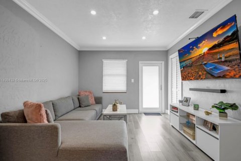 Casa en venta en Hialeah, Florida, 3 dormitorios, 86.96 m2 № 1812149 - foto 7