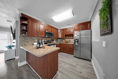 Casa en venta en Hialeah, Florida, 3 dormitorios, 86.96 m2 № 1812149 - foto 10