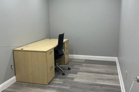 Commercial property in Lauderhill, Florida № 2020574 - photo 9