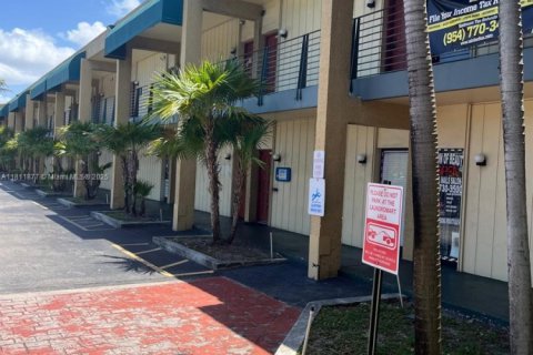 Commercial property in Lauderhill, Florida № 2020574