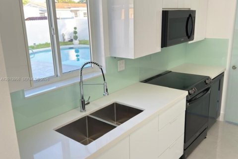 House in Hollywood, Florida 3 bedrooms, 103.4 sq.m. № 2076192 - photo 7