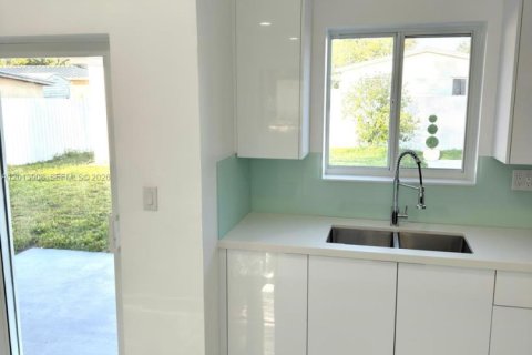 House in Hollywood, Florida 3 bedrooms, 103.4 sq.m. № 2076192 - photo 4